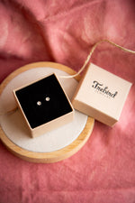 Load image into Gallery viewer, Flower Stud Earrings
